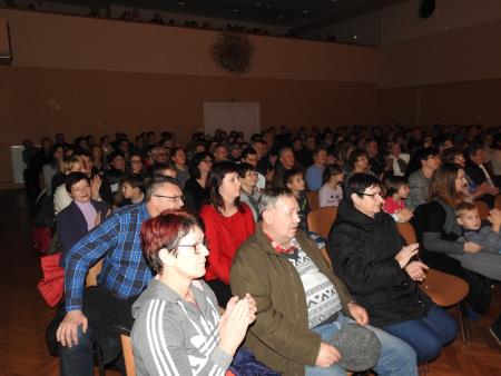 Novoustanovljena razkriška gledališka skupina Vužgeci s svojo premierno predstavo navdušila občinstvo 16